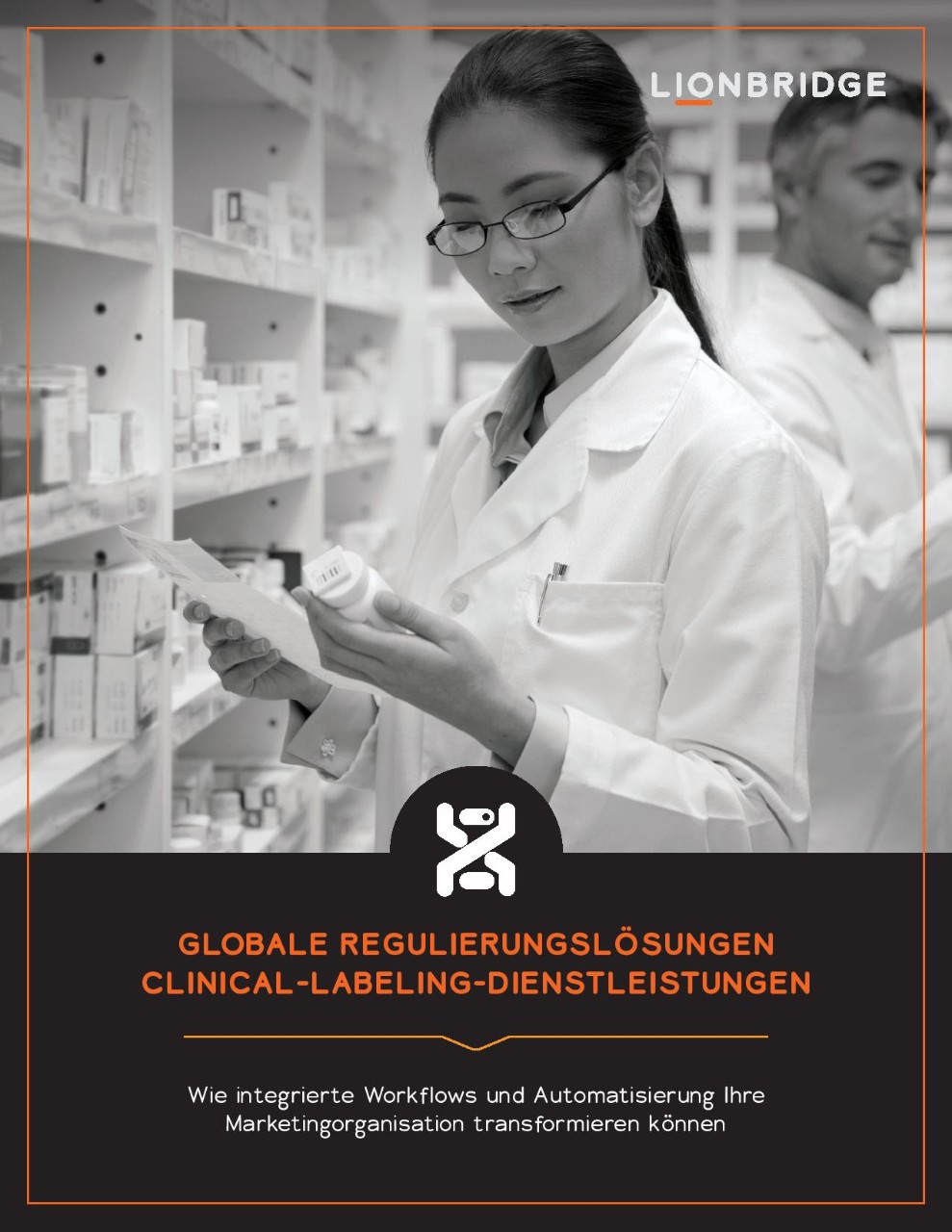 Auf der Vorderseite eines Dokuments zu Clinical-Labeling-Dienstleistungen betrachtet eine Frau das Etikett eines Arzneimittels.