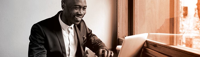 Una persona haciendo un curso de aprendizaje electrónico en un portátil.