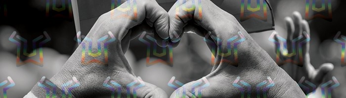 Main formant un cœur en soutien au mois de la Pride